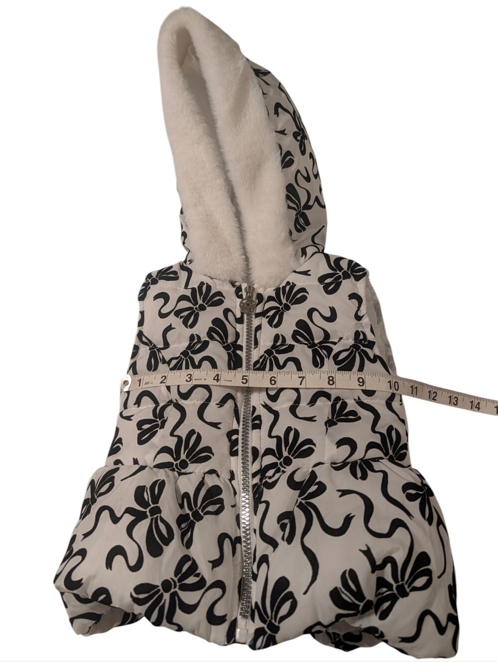 Nicole Miller New York White Hooded Puffer Vest with Black Bow Print Size 2T - Picture 4 of 8